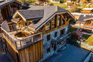 eine Draufsicht auf ein Haus mit einem Dach in der Unterkunft Chalet Louisette luxe, Bain Nordique, 3 Vallées -Navette privée in Saint-Jean-de-Belleville