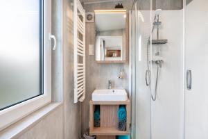 Koupelna v ubytování Side-by-Side Tiny Houses + 47 fotografií