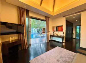 - un grand salon avec une grande porte coulissante en verre dans l'établissement Luxury Pool Villa Resort Style Near Laguna Area, à Laguna Phuket 49 autres photos