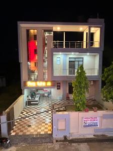 uma casa grande à noite com as luzes acesas em Nisha Palace Khatu Shyam Ji em Khātu