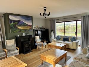 una sala de estar con un sofá y una mesa en Brú na Dromoda/Dromid Hostel, en Killeenleagh Bridge