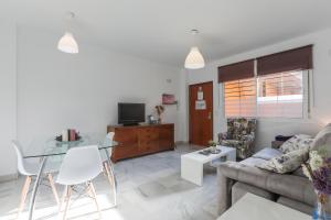 a living room with a couch and a table at Fabled Parking in Seville