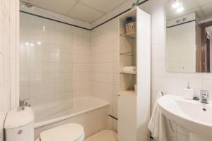 a bathroom with a sink and a toilet and a bath tub at Fabled Parking in Seville +12 photos