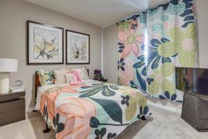 Postel nebo postele na pokoji v ubytování 7 Mi to Boyce Park Family Townhome in Verona!