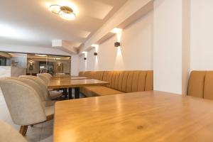 メデジンにあるHotel Balcones del Estadioの木製のテーブルと椅子のあるダイニングルーム