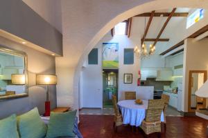 een woonkamer met een tafel en een keuken bij Quinta dos Amigos in Almancil