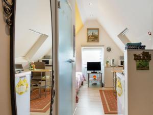 een kleine zolderkamer met een bed en een bureau bij Ferienwohnung Studio Casa in Delecke