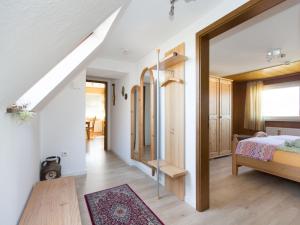 een slaapkamer met een bed en een kamer met een spiegel bij Ferienwohnung Studio Casa in Delecke