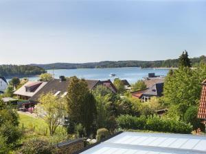 een uitzicht op een huis met een meer op de achtergrond bij Ferienwohnung Studio Casa in Delecke