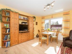een woonkamer met een eettafel en een tv bij Ferienwohnung Studio Casa in Delecke