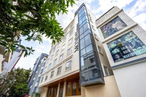 ein Gebäude mit Glasfenstern an der Seite in der Unterkunft Monday Premium Madhapur in Hyderabad