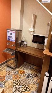 Телевизор и/или развлекательный центр в Downtown Santana Hotel