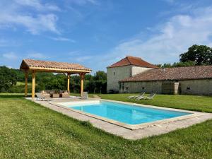 Una piscina en un patio con un cenador. en Petit Clos Gîte Rural, en Saint-Jean-de-Duras