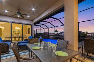 ein Esszimmer mit Tisch und Stühlen in der Unterkunft The Pink Flamingo Sanctuary in Cape Coral