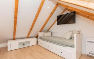 een kamer met een bed en een tv aan de muur bij Villa Pave-Makarska by Villas Guide in Juričići +33 foto's