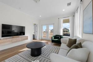 Μια τηλεόραση ή/και κέντρο ψυχαγωγίας στο Doodle Dunes by Youngs Suncoast