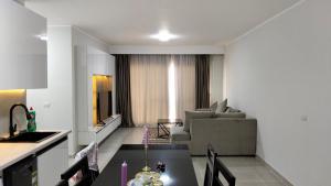 a kitchen and living room with a table and a couch at كابيلا شرم الشيخ جنوب سيناء in Sharm El Sheikh