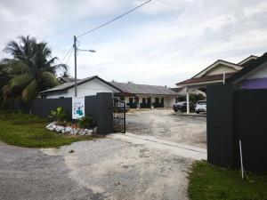 OYO 91244 Aufa Chalet في Kampong Ru Tujoh: منزل فيه بوابة امام مواقف السيارات +29 صورة