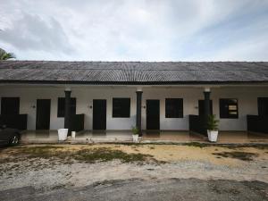a building with a car parked in front of it at OYO 91244 Aufa Chalet in Kuala Terengganu