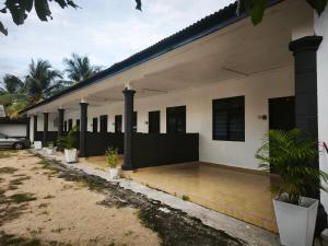 a large white building with a lot of windows at OYO 91244 Aufa Chalet in Kampong Ru Tujoh +32 photos