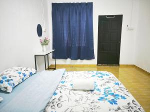 a bedroom with a bed and a black door at OYO 91244 Aufa Chalet in Kuala Terengganu