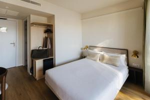 Un dormitorio con una gran cama blanca en una habitación. en Atipico Madrid, en Madrid 47 fotos más