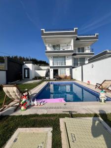 een huis met een zwembad voor een gebouw bij Tahari Villas in Buyukcekmece