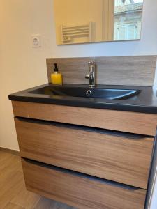 ein Waschbecken mit einem Seifenspender darauf in der Unterkunft Studio design hypercentre Gare & espresso offert in Castelnaudary + 25 Fotos
