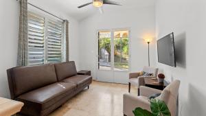 Μια τηλεόραση ή/και κέντρο ψυχαγωγίας στο Casita 2 at Ceiba Tree Inn. Tranquility with Garden Views and Pergola with Ocean Overlook