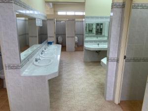 een badkamer met vier wastafels en een rij spiegels bij Agnes Haven in Ban Khlong Haeng