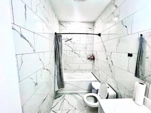 een witte badkamer met een toilet en een wastafel bij Private Room In Cambridge B8UP in Cambridge