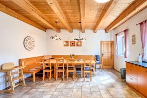 ヴルフラビーにあるCHALUPA Honzík - VILLA Vrchlabíの木製のテーブルと椅子のあるダイニングルーム