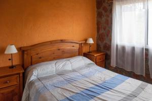 a bedroom with a bed and a window at Cabañas en Nono La Soñada in Nono