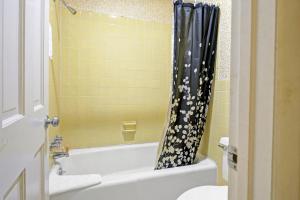 Koupelna v ubytování Hotel O Relax Inn Lewisburg near I-64 + 17 fotografií