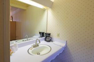 Koupelna v ubytování Hotel O Relax Inn Lewisburg near I-64