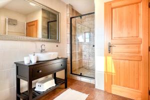 ヴルフラビーにあるCHALUPA Honzík - VILLA Vrchlabíの洗面台とシャワー付きのバスルーム +27枚の写真