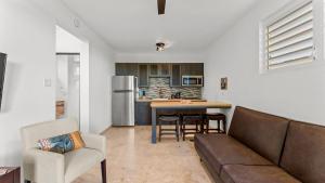 Η κουζίνα ή μικρή κουζίνα στο Casita 3 at Ceiba Tree Inn. Tranquility with Garden Views and Pergola with Ocean Overlook