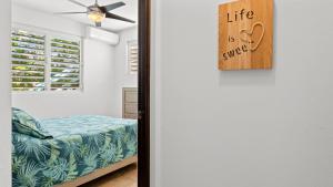 Ένα ή περισσότερα κρεβάτια σε δωμάτιο στο Casita 3 at Ceiba Tree Inn. Tranquility with Garden Views and Pergola with Ocean Overlook