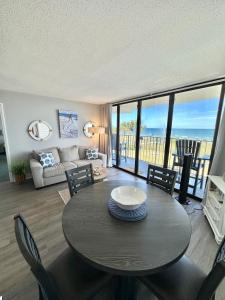 un soggiorno con tavolo, sedie e divano di Private Carolina Beach Retreat with Ocean Views! a Carolina Beach