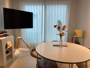 Телевизор и/или развлекательный центр в Slow, gaebong +34 фотографии