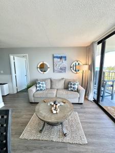un soggiorno con un divano e un tavolo di Private Carolina Beach Retreat with Ocean Views! a Carolina Beach