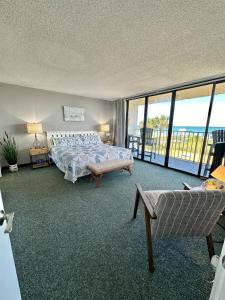 una grande camera da letto con un letto e un balcone di Private Carolina Beach Retreat with Ocean Views! a Carolina Beach