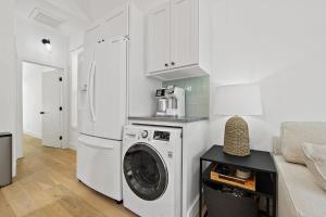 Kuchyň nebo kuchyňský kout v ubytování Haven Tiny House - Pool, Walk to Downtown