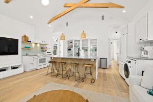 Kuchyň nebo kuchyňský kout v ubytování Haven Tiny House - Pool, Walk to Downtown