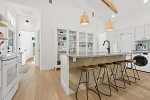 Kuchyň nebo kuchyňský kout v ubytování Haven Tiny House - Pool, Walk to Downtown