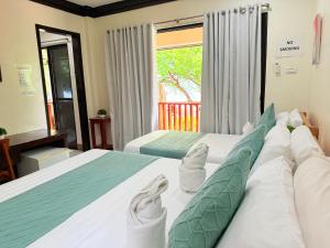 Postel nebo postele na pokoji v ubytování The Cove Resort Siquijor