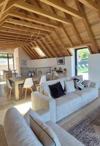 Posezení v ubytování La Marilène Grange avec vue exceptionnelle