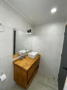 um banheiro com duas pias e um espelho em Refugio Matanzas Loft con Jacuzzi privado em Pupuya mais 4 fotografias