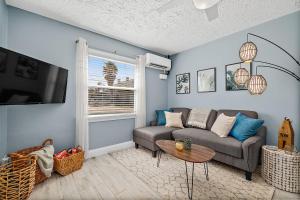 TV a/nebo společenská místnost v ubytování Déjà Blue - Steps to the Ocean!