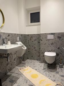 Koupelna v ubytování KaiserLogen Wellness + 19 fotografií